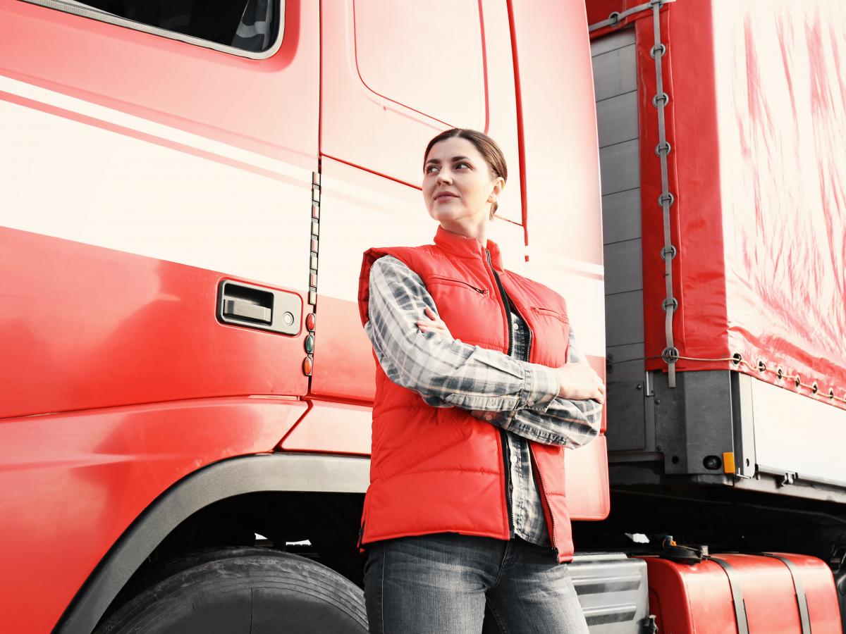 U bolaning hol külotlarini yechib tashladi va uni qattiq eshagida sikdi. Tugilgan kun uchun DIY shar qutisi